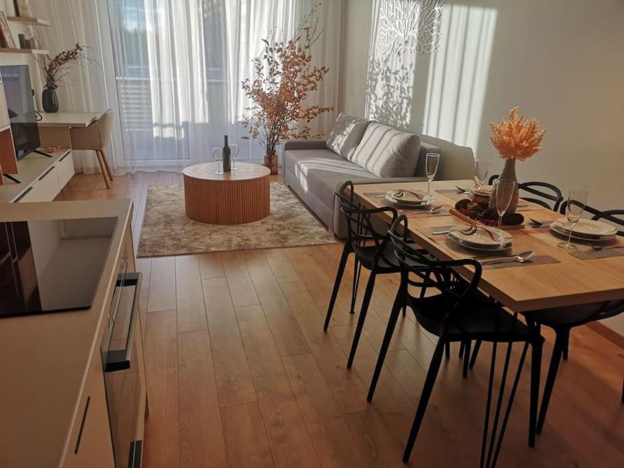 M&M2 Apartment Near Center With Free Parking - Ac Kosice Bagian luar foto